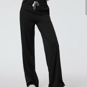 Vuori Halo Essential Wideleg Pant
